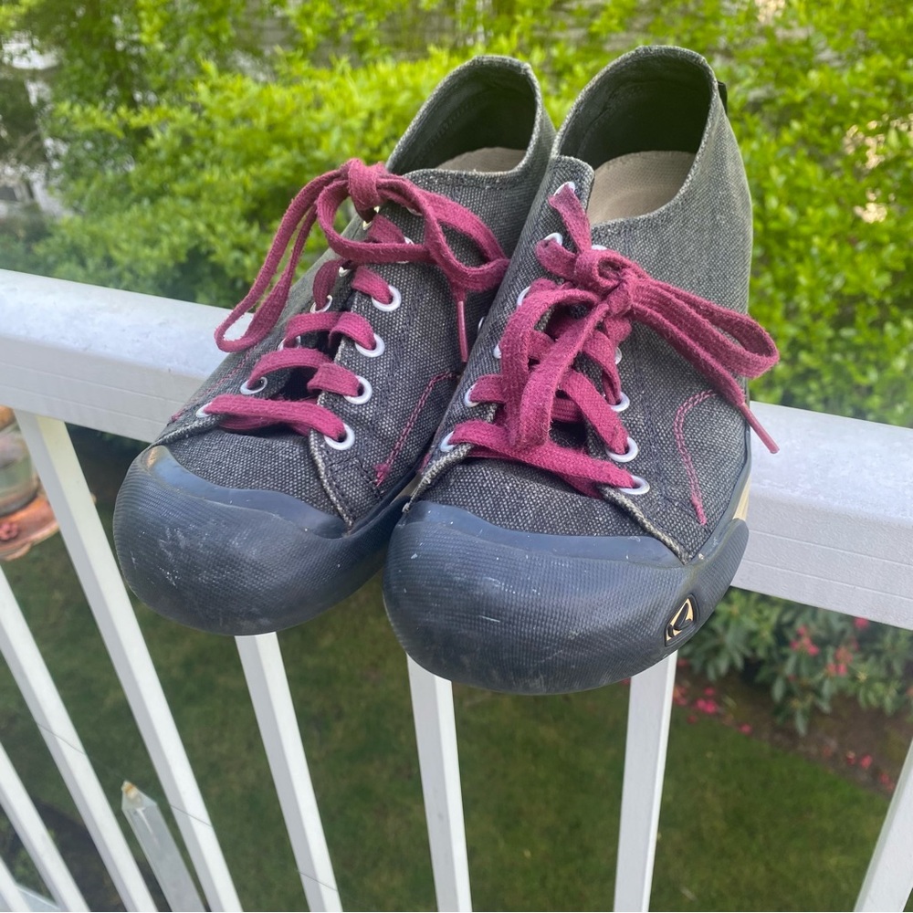 Keen Ladies Black and Red Canvas Shoes Sz.8
